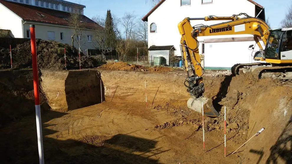 Pelle sur chenilles dans une fouille de maison, piquets d'implantation